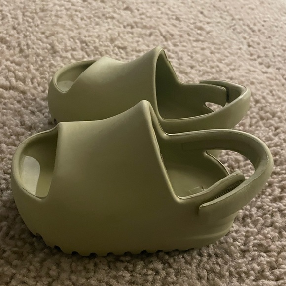 Yeezy Slides - Picture 1 of 4
